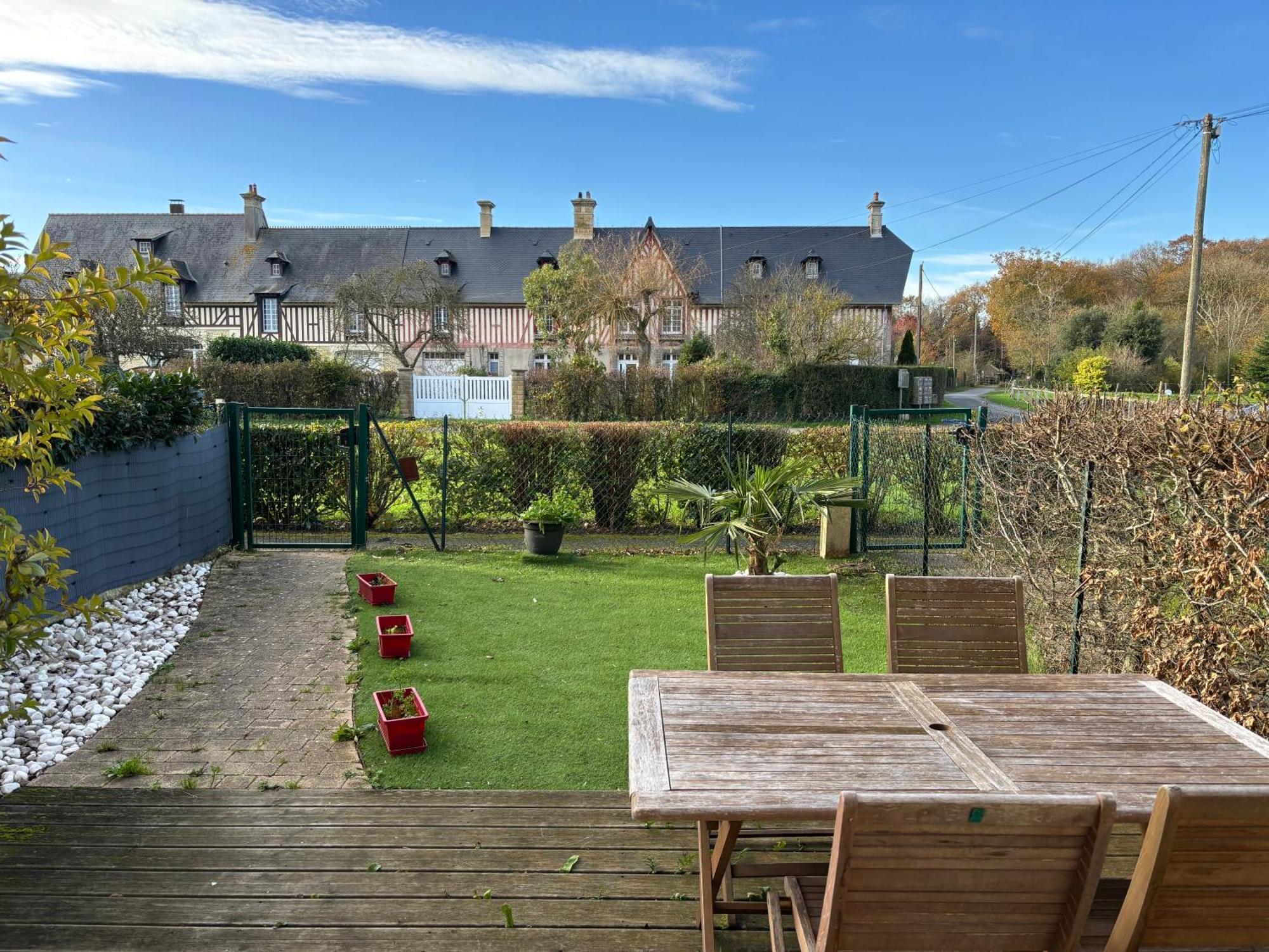 Appartement avec terrasse donnant sur chateau Commes Extérieur photo