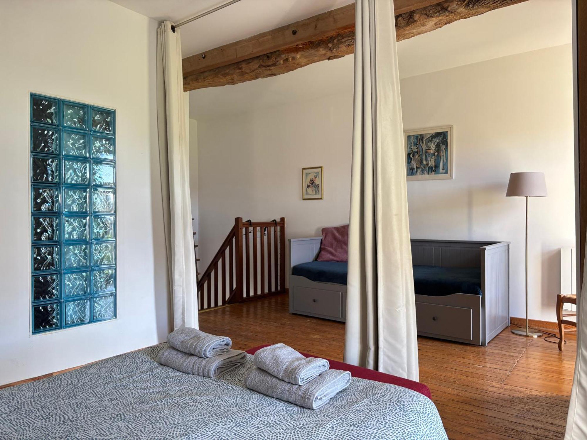 Appartement avec terrasse donnant sur chateau Commes Extérieur photo