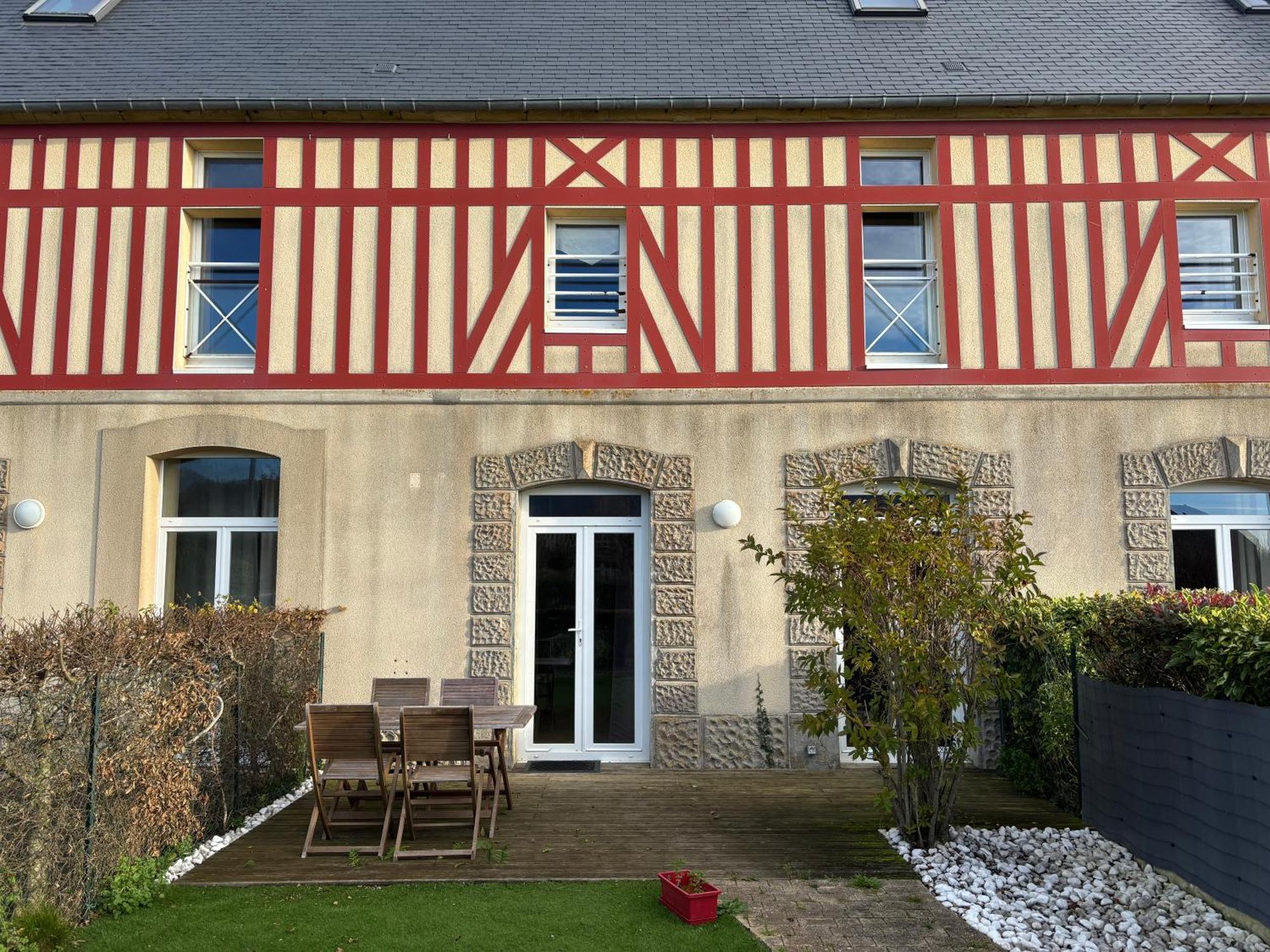 Appartement avec terrasse donnant sur chateau Commes Extérieur photo